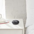 google home mini al lado de las camas