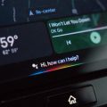 Android Auto presenta una interfaz actualizada de Google Assistant para las interacciones por voz, que recuerda al diseño de Siri.