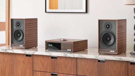 El Ruark R610, junto a los altavoces Sabre-R, introduce un toque de estética de los años 80 en el diseño de audio contemporáneo.