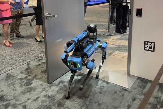 Boston Dynamics y Assa Abloy se alían para permitir la entrada de los perros inteligentes en casa