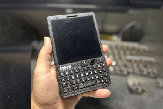 CyberT: impresionante ordenador portátil con Raspberry Pi CM4 y Kali Linux inspirado en BlackBerry